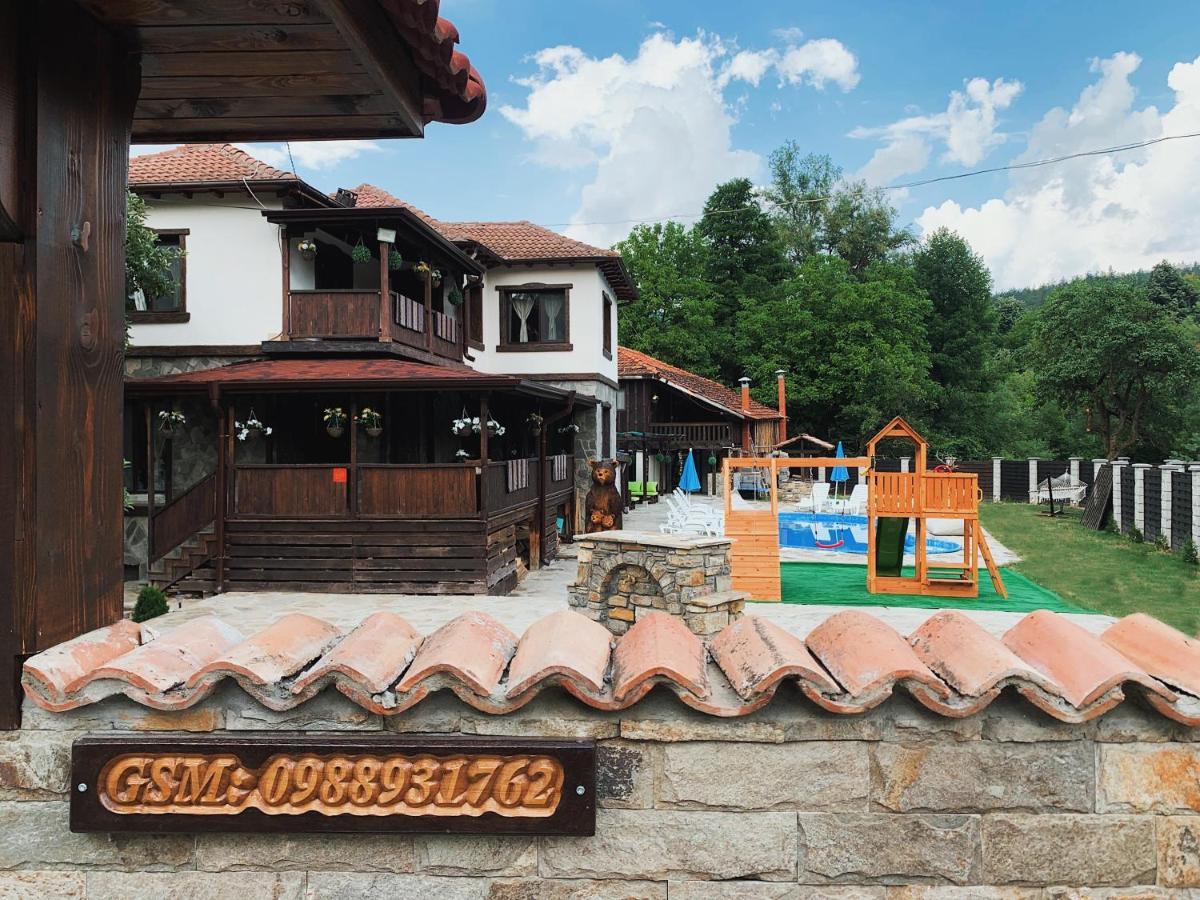 Карамановите Къщи Aprilci Exteriér fotografie